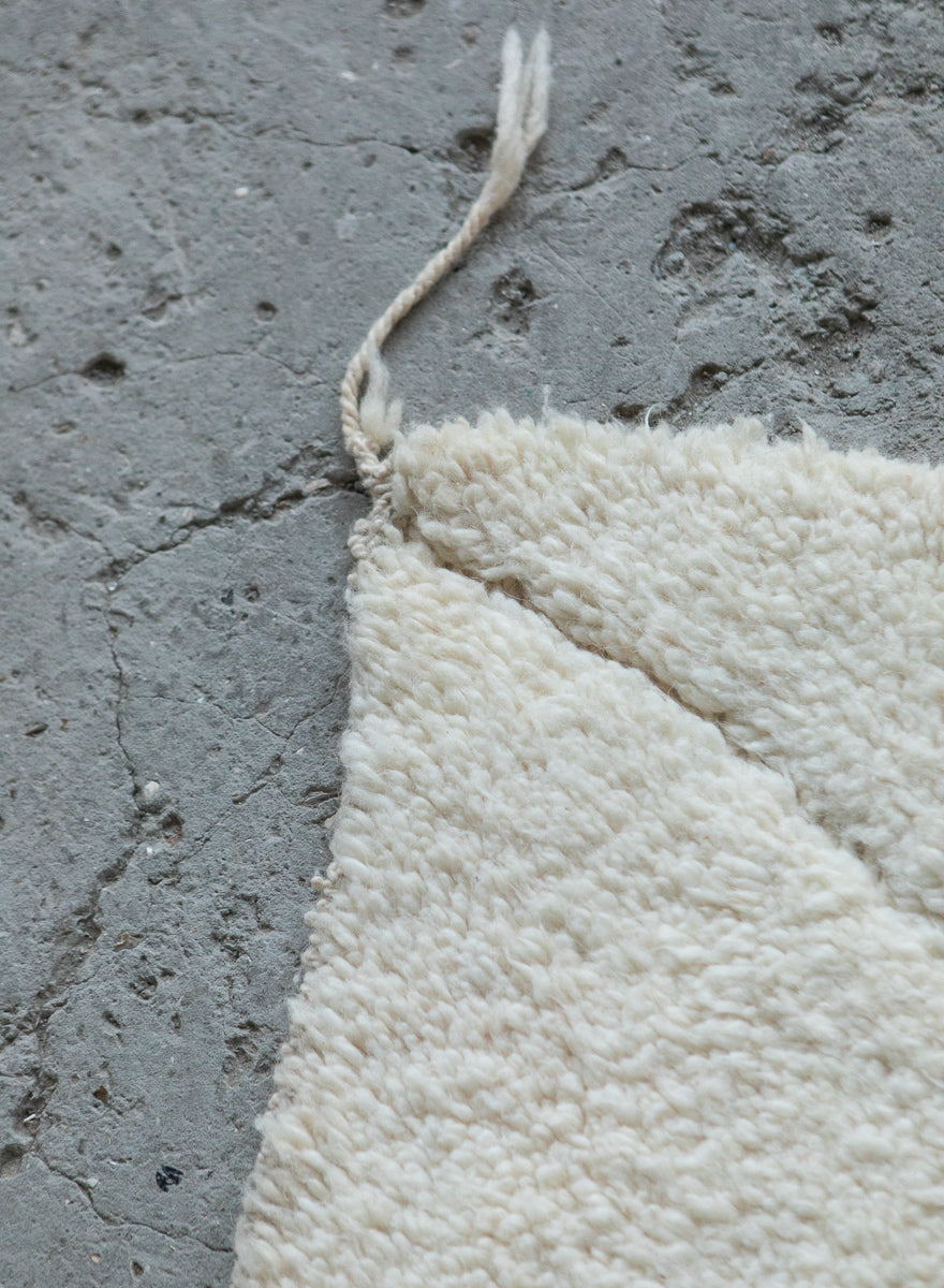 Hand tufted White Moroccan Rug 5x8ft