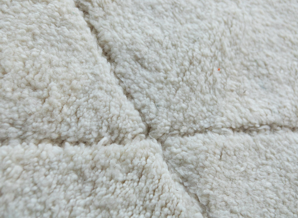 Hand tufted White Moroccan Rug 5x8ft
